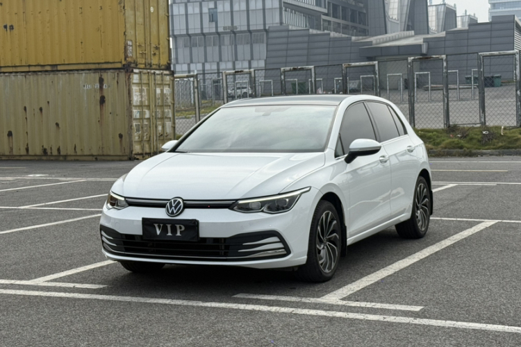 Volkswagen Golf 2023 car image #2