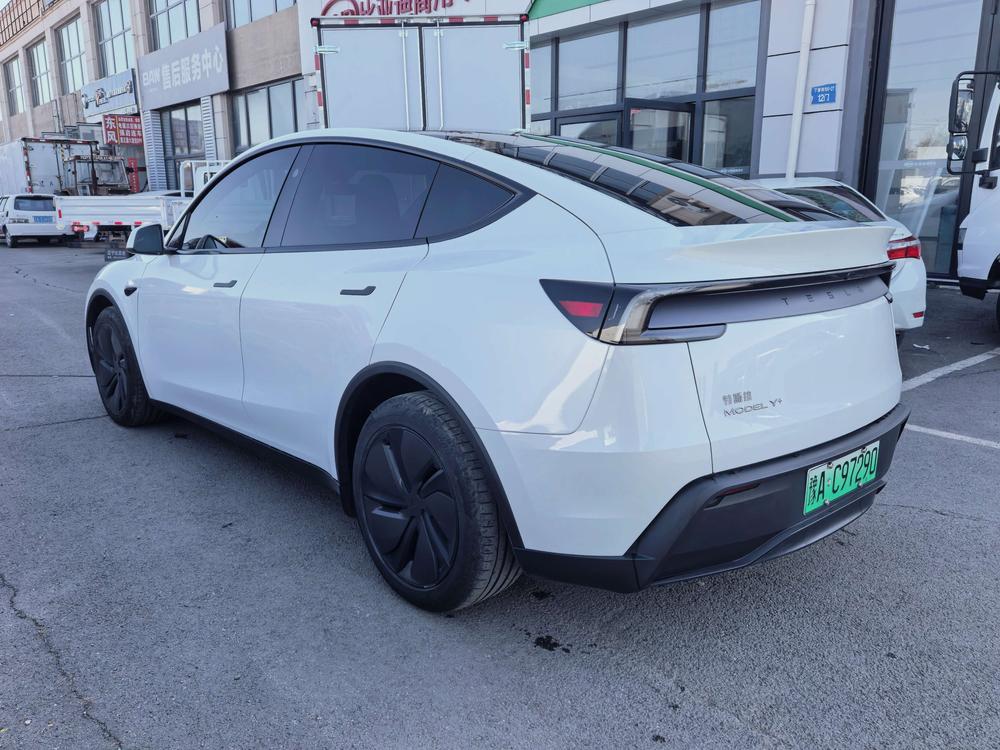 Tesla Model Y 2025 #4 Tesla Model Y 2025 car image #4