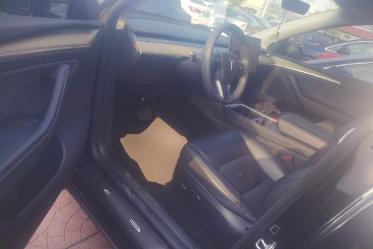 Tesla Model Y 2023 car image #16