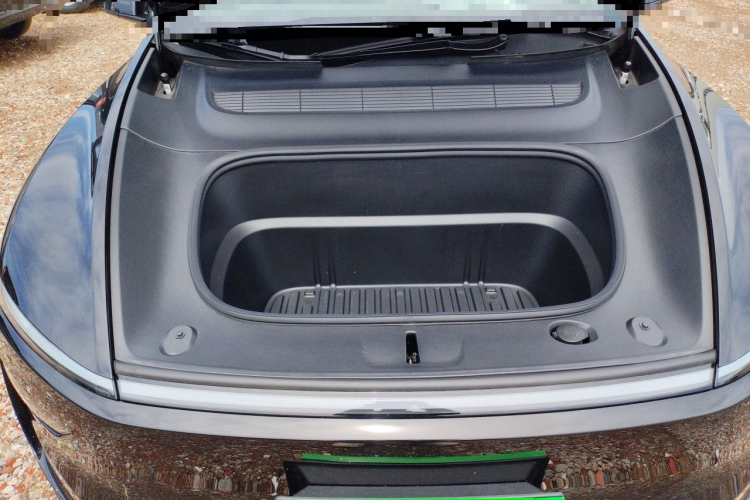 Tesla Model Y 2025 immagine di auto #18