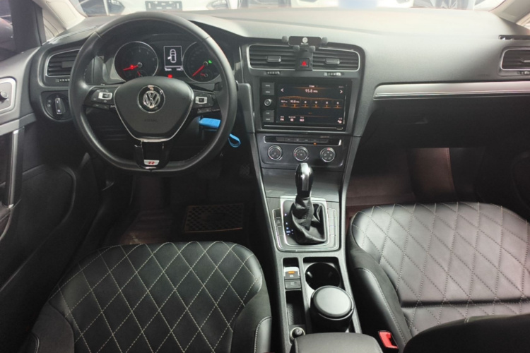 Volkswagen Golf 2019 car image #10
