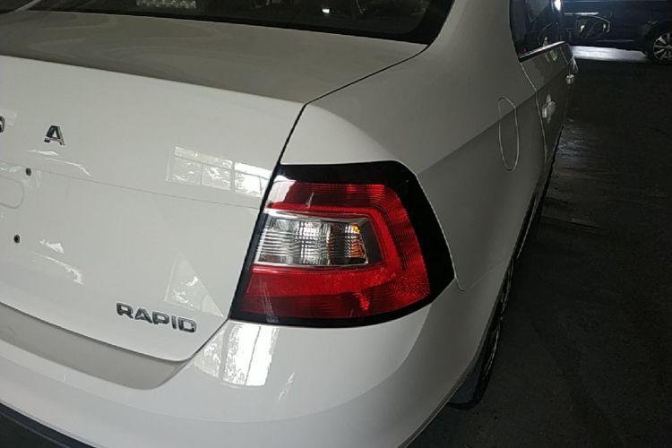 Skoda Rapid 2019 car image #8