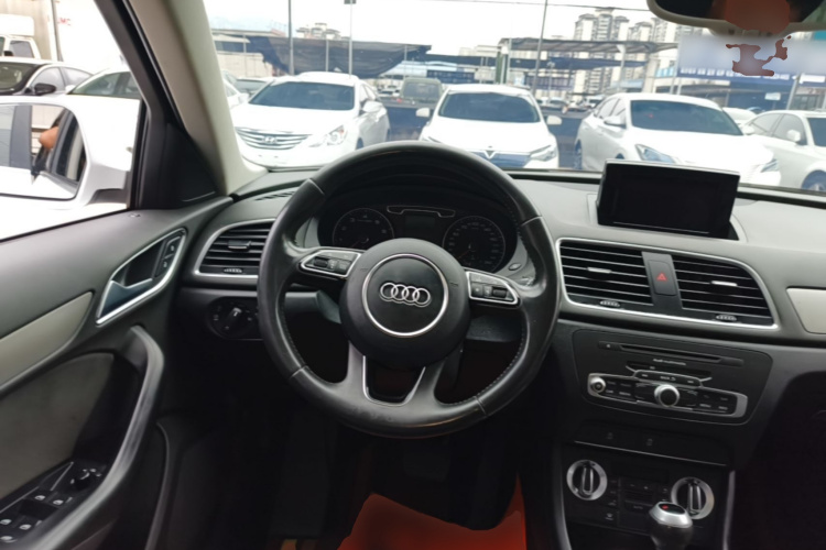 Audi Q3 2016 car image #11