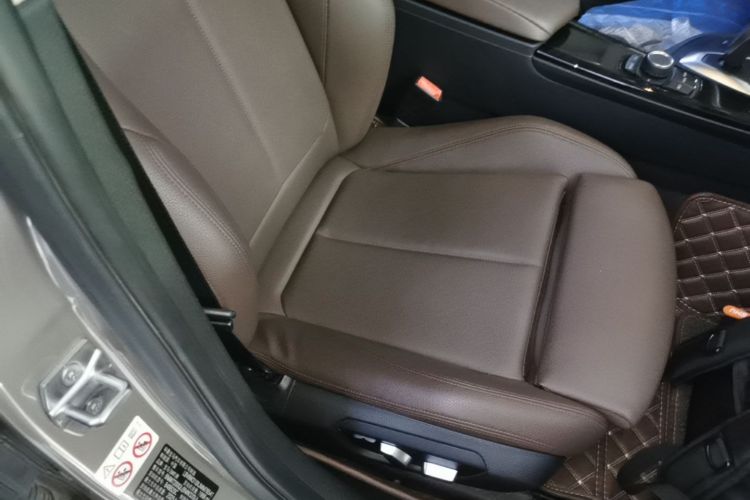BMW 3 Series 2018 car image #24