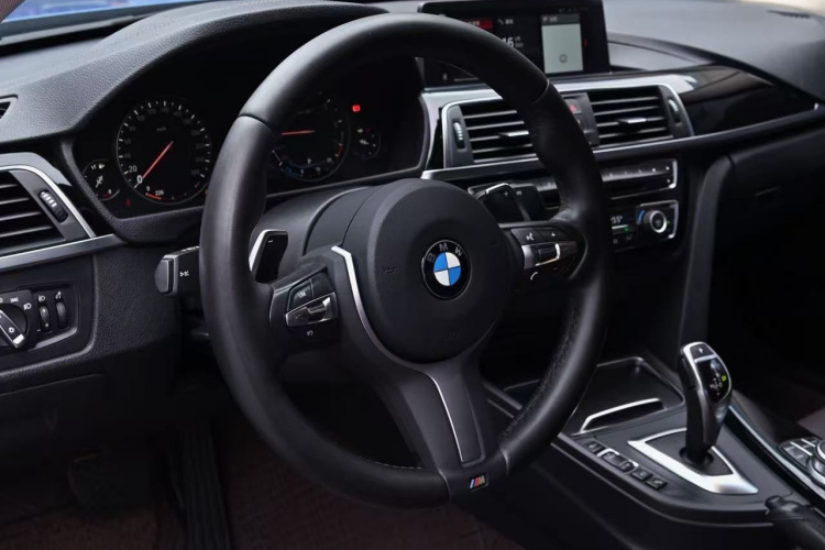 BMW 3 Series 2019 car image #15