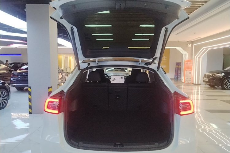Tesla Model Y 2023 #21 Tesla Model Y 2023 car image #21
