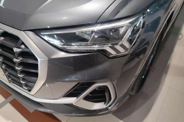 Audi Q3 2023 car image #23