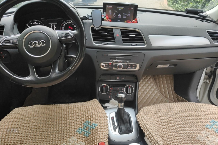Audi Q3 2016 car image #11