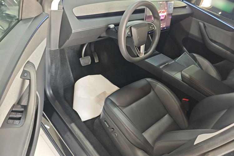 Tesla Model Y 2025 #16 Tesla Model Y 2025 car image #16