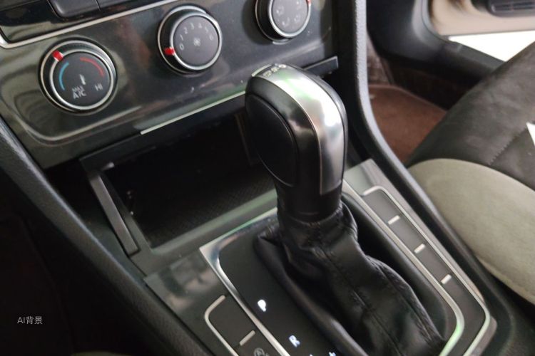 Volkswagen Golf 2020 car image #16