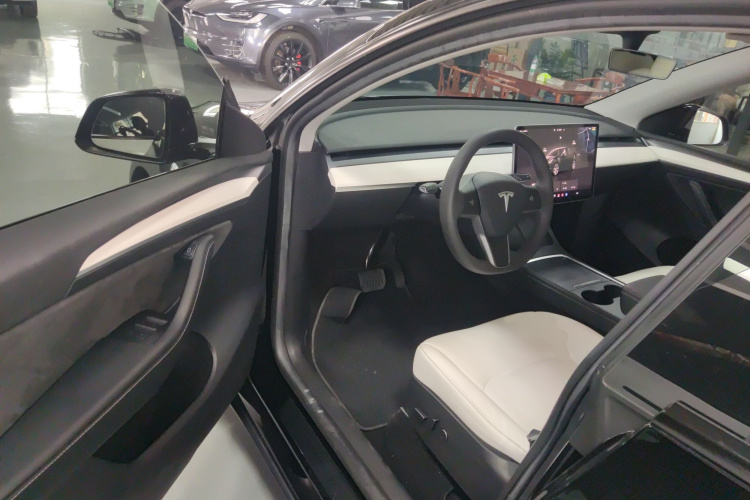 Tesla Model Y 2023 #12 Tesla Model Y 2023 car image #12
