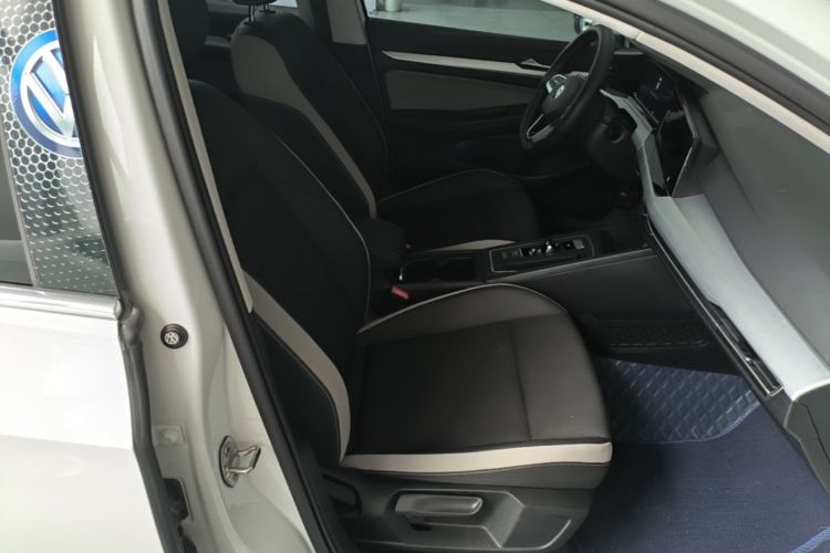 Volkswagen Golf 2023 car image #24