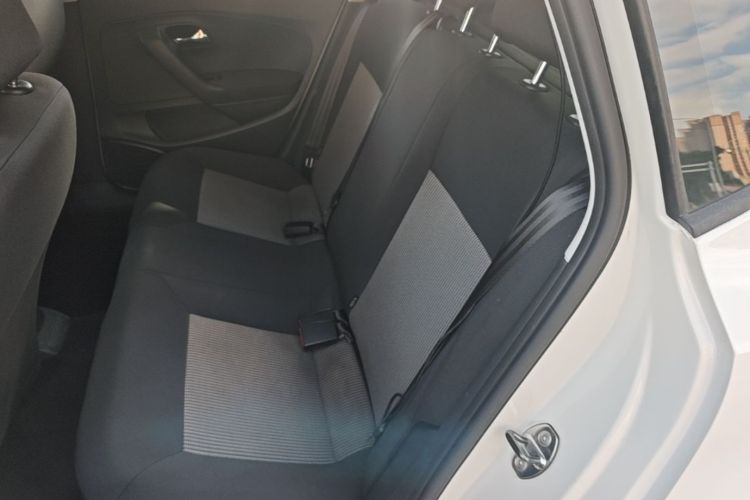 Volkswagen Polo 2015 car image #17