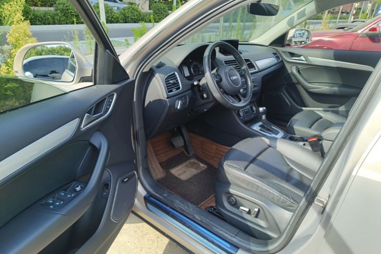 Audi Q3 2019 car image #16