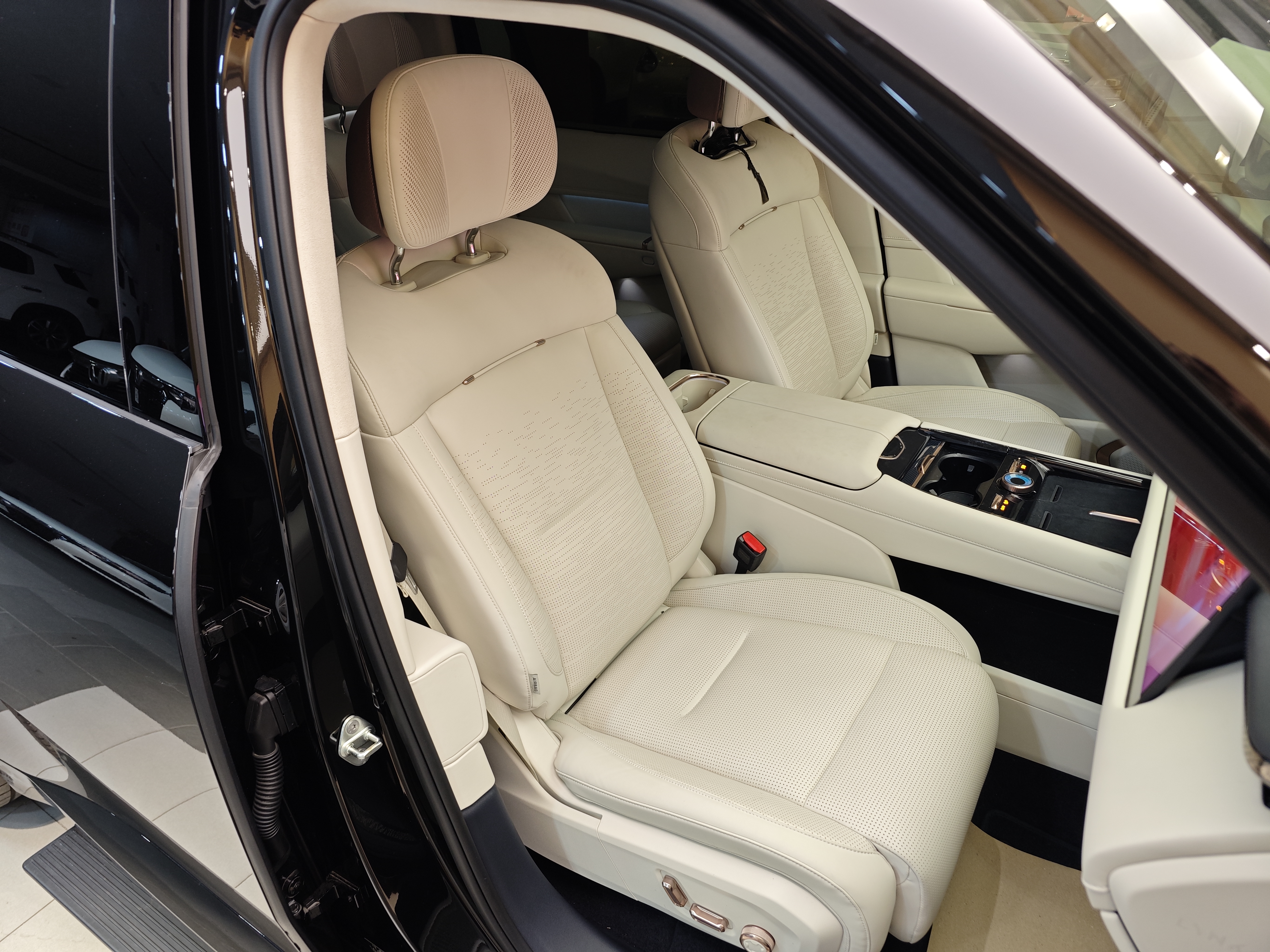 Lynk & Co 900 2025 car image #48