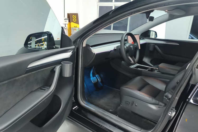 Tesla Model Y 2023 car image #12