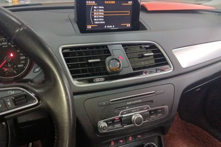 Audi Q3 2016 car image #13