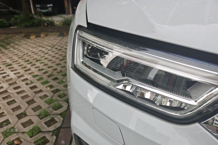 Audi Q3 2018 car image #8