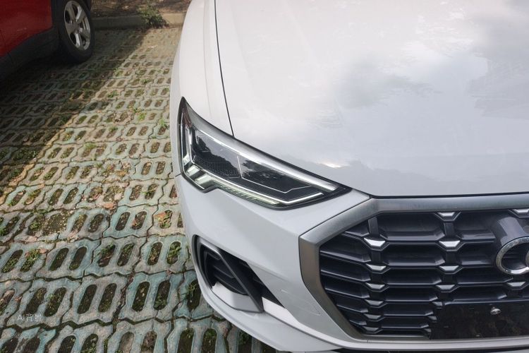 Audi Q3 2019 car image #8