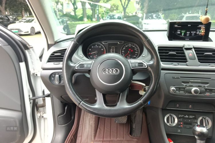 Audi Q3 2015 car image #12