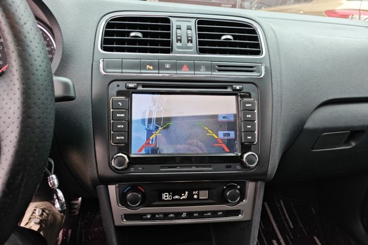Volkswagen Polo 2014 car image #13