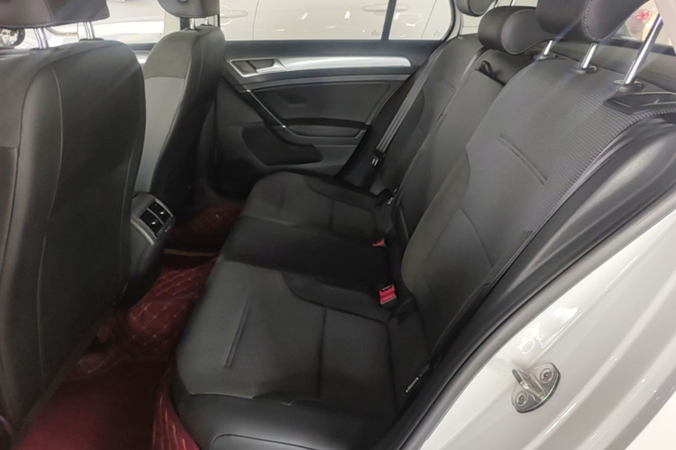Volkswagen Golf 2018 car image #17