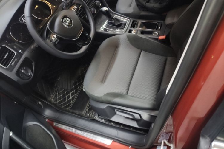 Volkswagen Golf 2019 car image #15