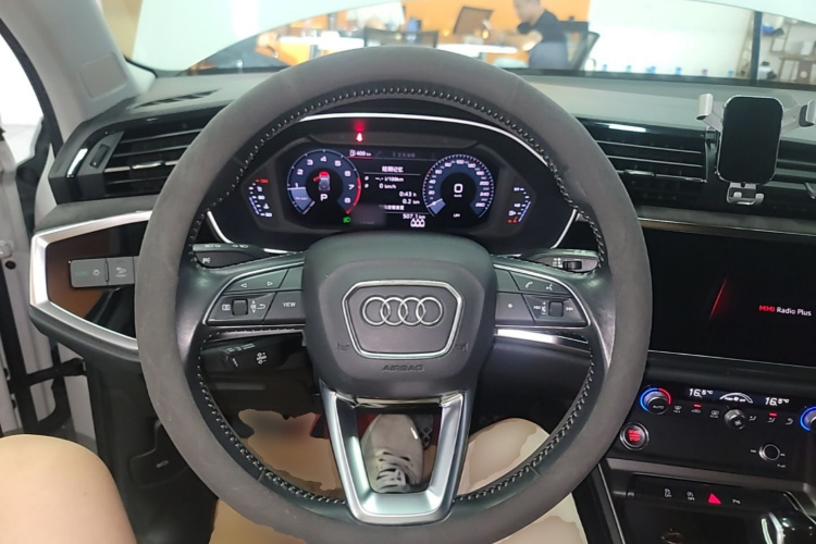 Audi Q3 2020 car image #11