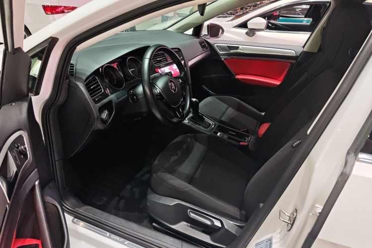 Volkswagen Golf 2020 car image #10