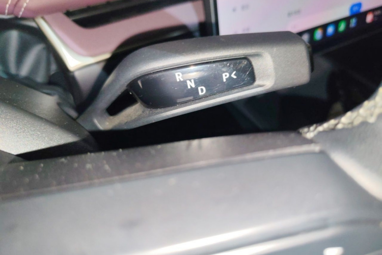 MI SU7 2024 immagine di auto #18