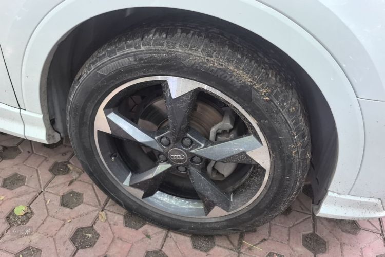 Audi Q3 2019 car image #9