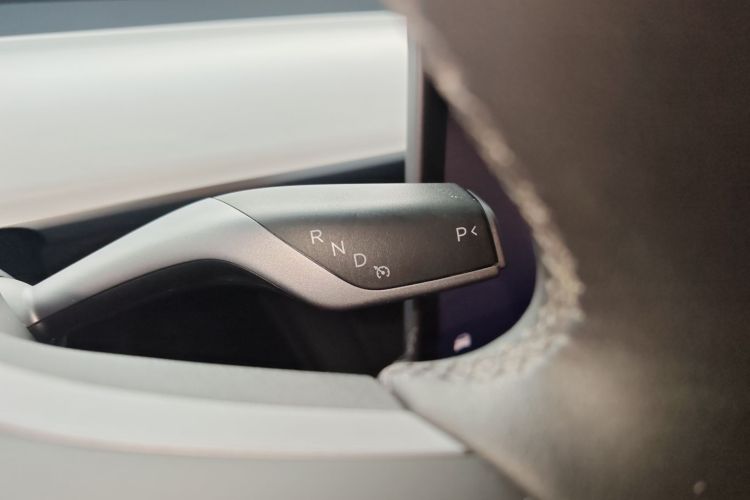 Tesla Model Y 2023 car image #21
