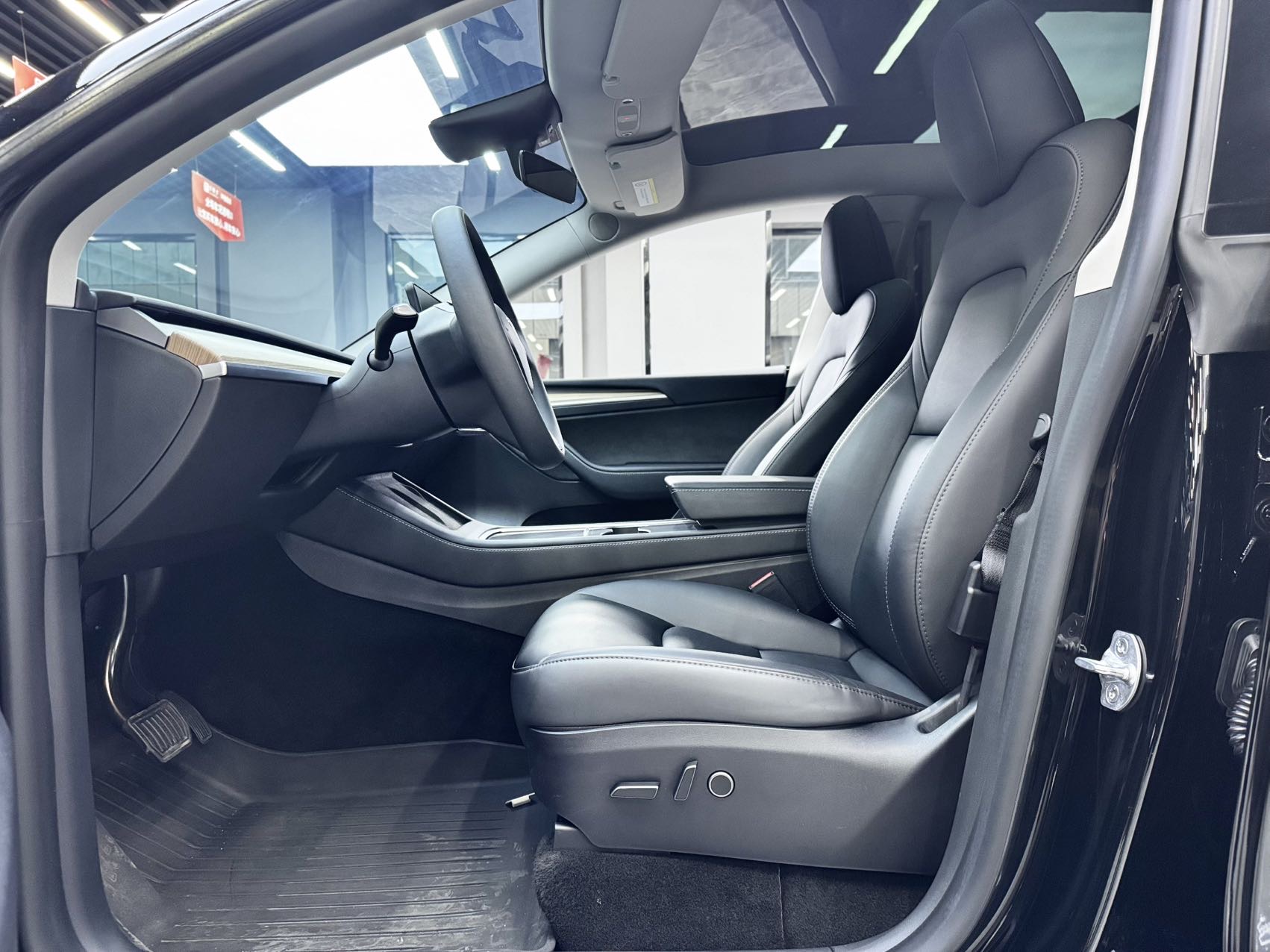 Tesla Model Y 2023 #4 Tesla Model Y 2023 car image #4