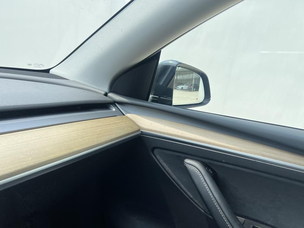 Tesla Model Y 2023 car image #11