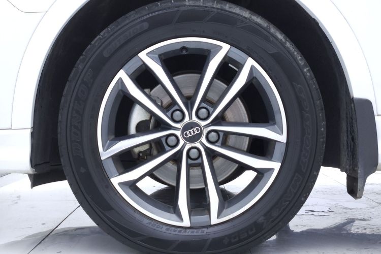 Audi Q3 2021 car image #24