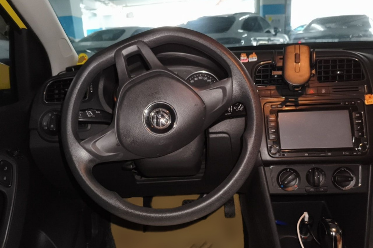 Volkswagen Polo 2015 car image #15