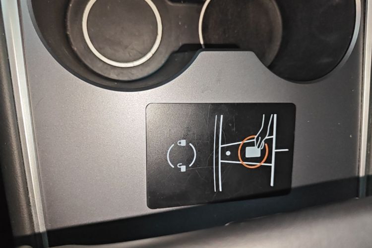 Tesla Model Y 2023 car image #9