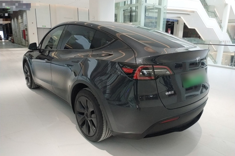Tesla Model Y 2025 #5 Tesla Model Y 2025 car image #5