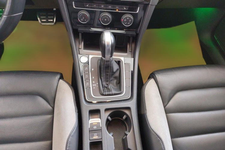 Volkswagen Golf 2020 car image #12