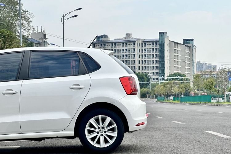 Volkswagen Polo 2015 car image #9
