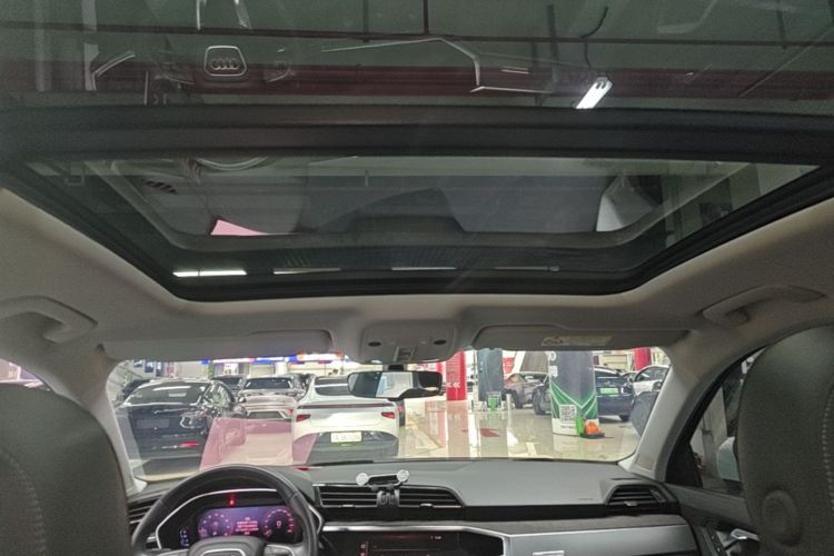 Audi Q3 2019 car image #18