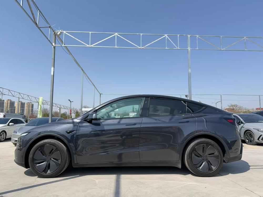 Tesla Model Y 2025 #3 Tesla Model Y 2025 car image #3