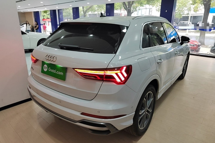 Audi Q3 2023 car image #7