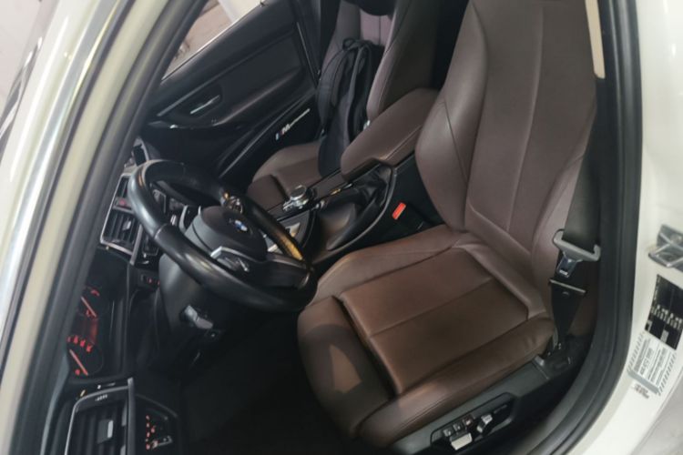 BMW 3 Series 2019 car image #15