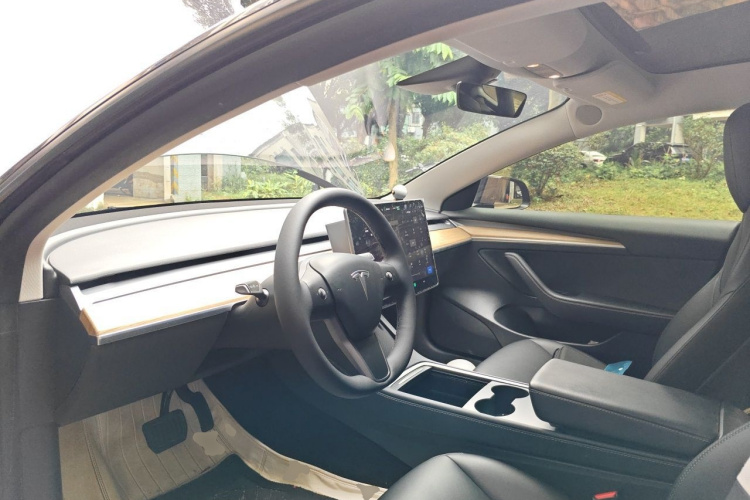 Tesla Model 3 2023 car image #9