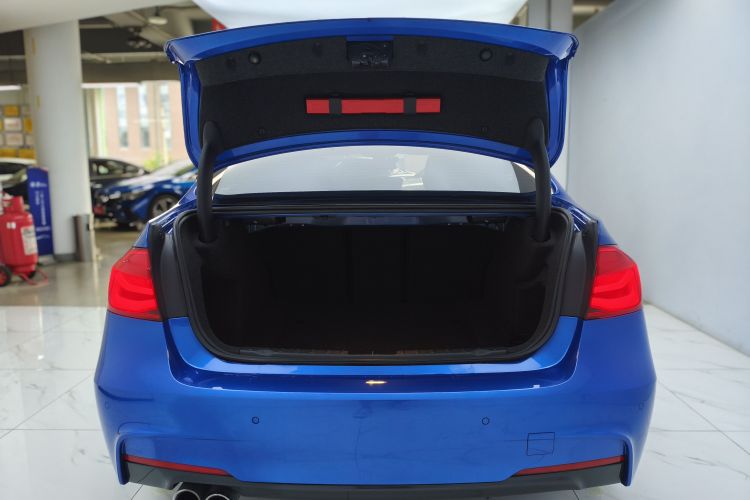 BMW 3 Series 2018 car image #19