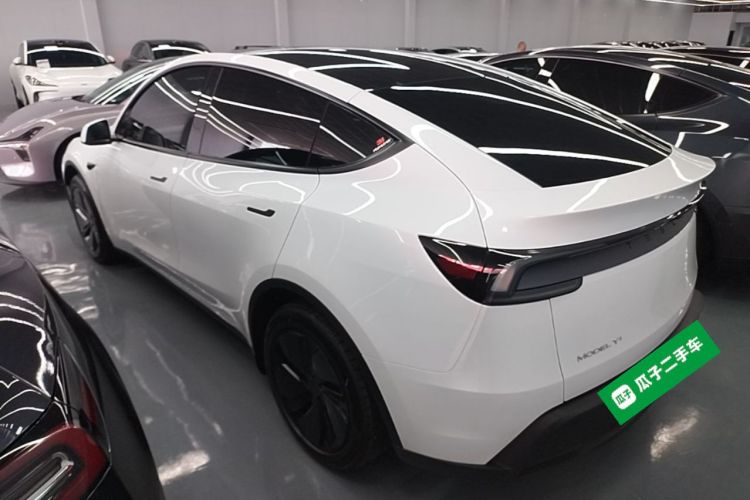 Tesla Model Y 2025 #5 Tesla Model Y 2025 car image #5