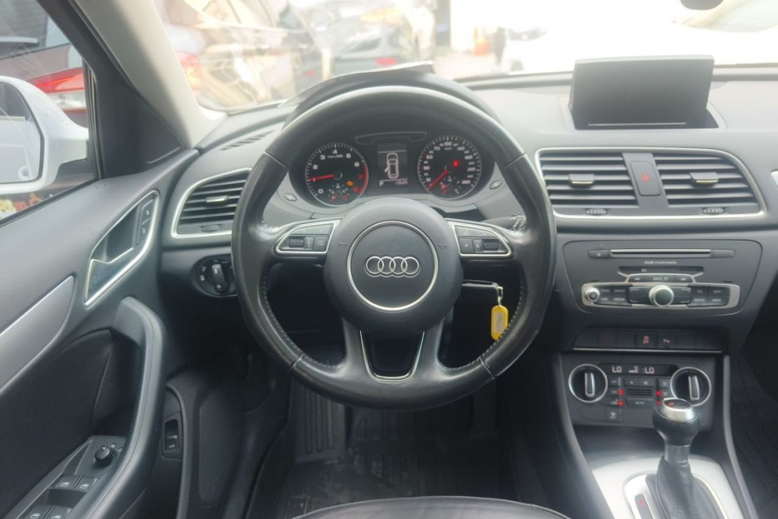 Audi Q3 2016 car image #24