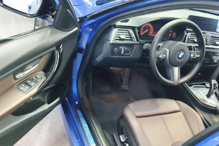 BMW 3 Series 2019 car image #12