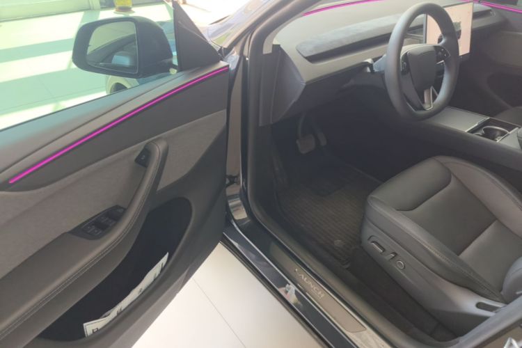 Tesla Model Y 2025 #16 Tesla Model Y 2025 car image #16